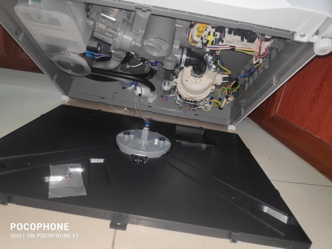 Tin tưởng tiki vì mua rất nhiều rồi nhưng thất vọng. máy mở ra thì đọng nc bên trong (m có quay video nhưng nặng quá k post lên đây đc). xong bê vào k để ý, lúc sau phát hiện ra đế bị rơi ra do k có ốc. con này chắc chắn đã bị tháo ra sửa xong đóng lại thành hàng mới. chắc lúc tháo ra sửa xong đóng vào k thèm vặn ốc chân đế luôn. quá thất vọng với tiki