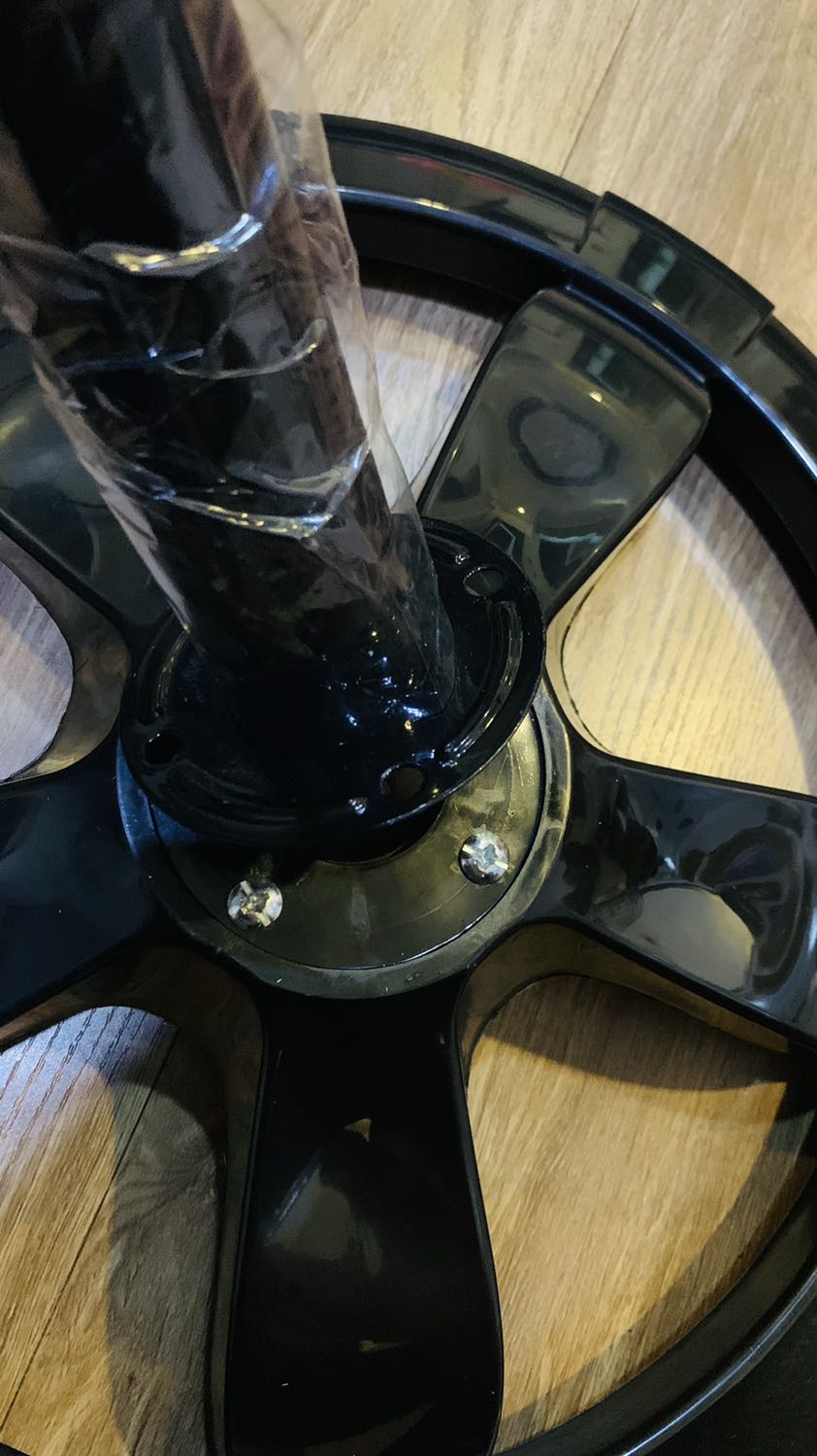 Mình sẽ trả hàng, đặt Tikinow vì cần gấp nhưng không có cách gì mở đc con vít để lắp cái chân đế. Gọi đt và *** không nhận được sự phản hồi. Tại sao lại gây khó dễ cho khách hàng bằng cách gởi 1 sản phẩm như thế này nữa.