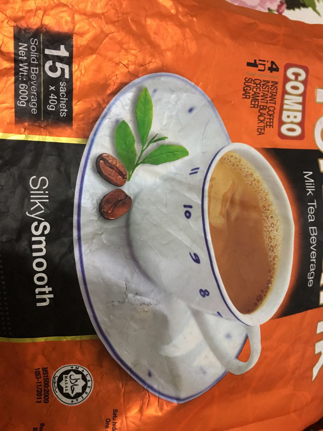 Mình vừa đặt ở Tiki 2 gói trà sữa Teh Tarik này. Hàng được giao khá nhanh. Tuy nhiên, mình hoàn toàn thất vọng khi mở gói hàng ra là 2 gói trà sữa nhàu nát, với miếng hướng dẫn sử dụng bị tróc loang lổ, bụi bám nhiều đến mức cầm vào là ngón tay phủ cả 1 lớp bụi. Không bàn đến trà sữa ngon hay dở, đập vào mắt người dùng là hình thức không dễ chịu rồi thì thử hỏi ai muốn sử dụng?! Mình tự hỏi nhân viên đóng gói hàng nghĩ gì khi đóng gói cho khách món hàng tệ như thế này?!