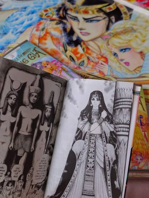 Tiki gói hàng rất kỹ, đặc biệt poster được cuộn vào trong 1 ống carton siêu dày. Các bạn nên mua trên Tiki thay vì nạp tiền cho tụi đầu cơ, bộ này mấy shop gom hàng bán giá gấp 3-4 lần, chưa kể còn tách postcard vốn dĩ có sẵn trong tập 1 để bán hơn 100k/cái.