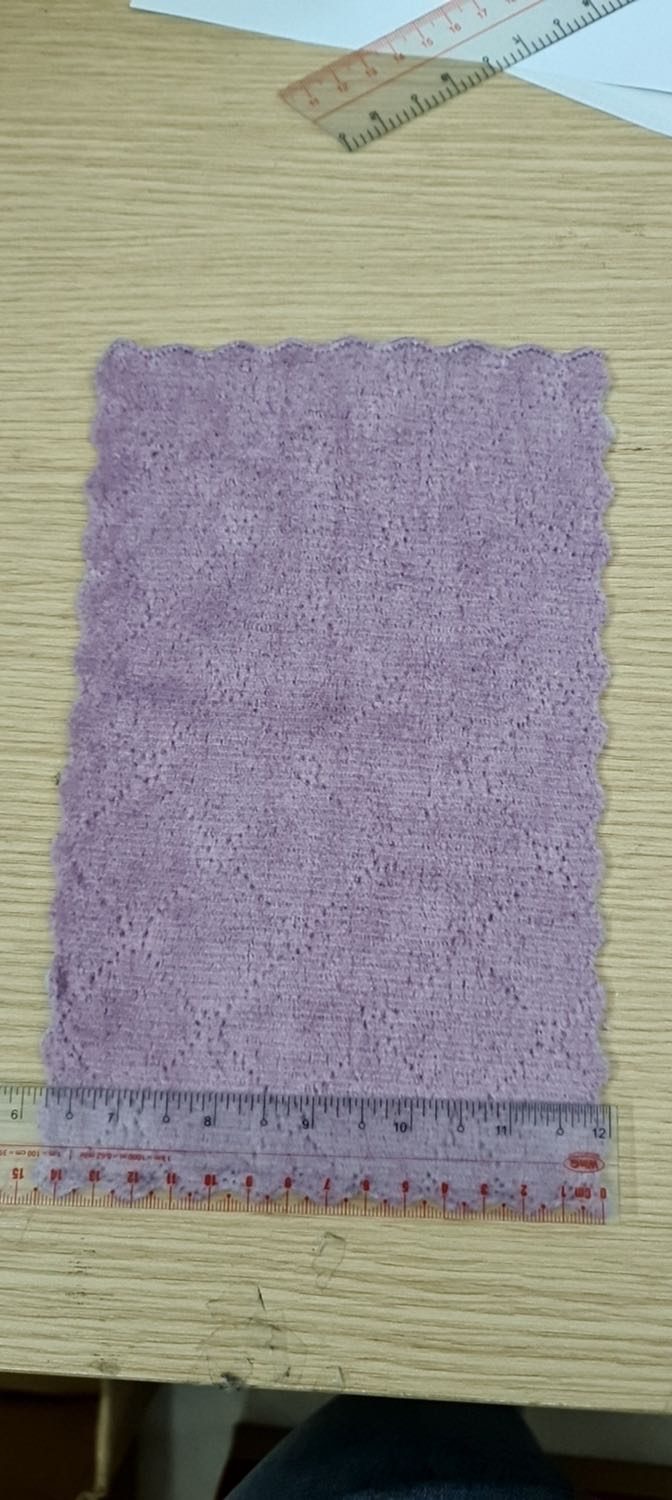 Khăn nhỏ hơn các sản phẩm cùng loại mà mình từng mua các shop khác. Và khăn có kích thước nhỏ hơn (21cmx13cm) với mô tả (23x13cm)