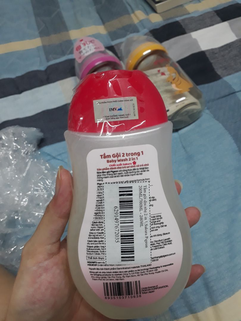 giao đúng và đủ hàng, sp chính hãng, giao hàng siêu nhanh, date còn xa lắm