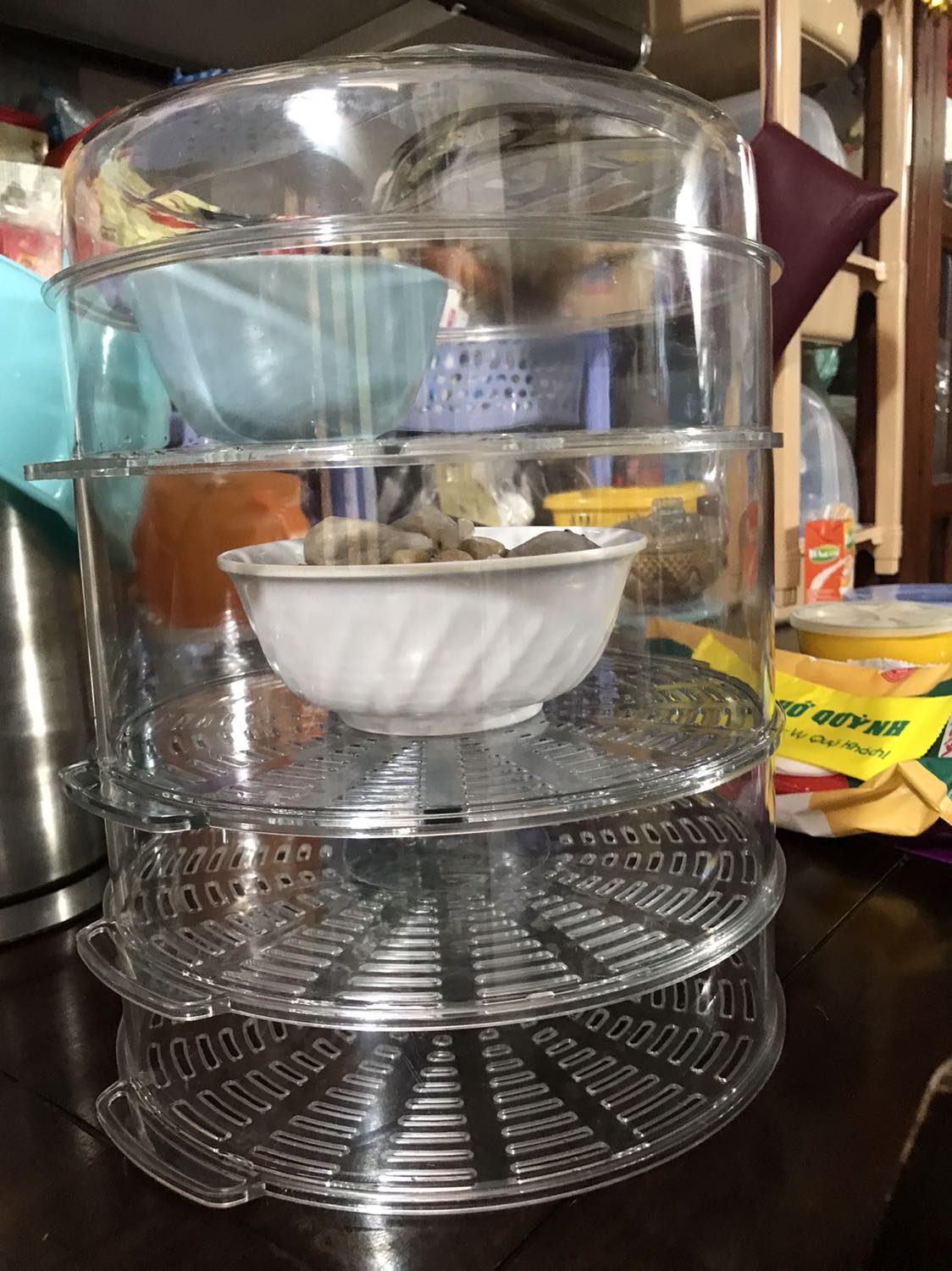 Lồng bàn có 4 tầng 2 tầng cao để vừa tô và đĩa còn lại 2 tầng ko để dc gì