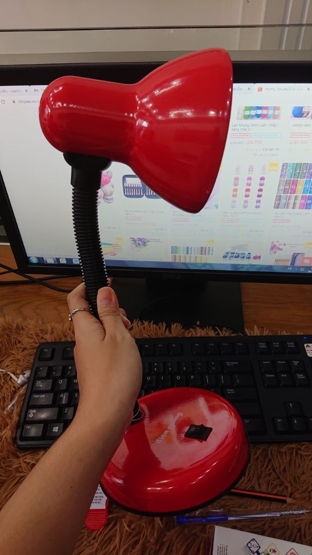 đèn sáng, nhìn chắc chắn, đẹp, nước sơn nhìn xịn lắm. cao khoảng 25cm, dây điện hơi ngắn.