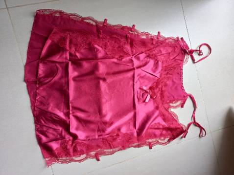 Váy mà ngắn như áo, không thể mặc được! Đường may cẩu thả, không thèm máy gập gấu lên. Chất phi bóng quá nóng. Sản phẩm tồi, hoàn toàn không giống như ảnh mô tả.