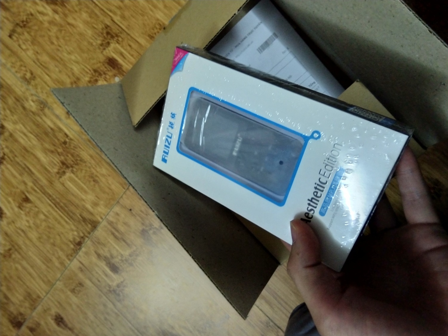 Cảm nhận đầu tiên là máy gia công tốt, phù hợp với giá tiền. Nhận hàng còn nguyên seal và được bóc tem ^_^.
- Về chất lượng SP: Nghe nhạc hay, hỗ trợ file Lossless. Pin khỏe (nghe 2 ngày vẫn còn pin). Nhiều tính năng.
- Về đóng gói: Tiki đóng gói cẩn thận, đẹp, nhân viên giao hàng chu đáo.
- Về Bảo hành: Thiếu thông tin của NCC...