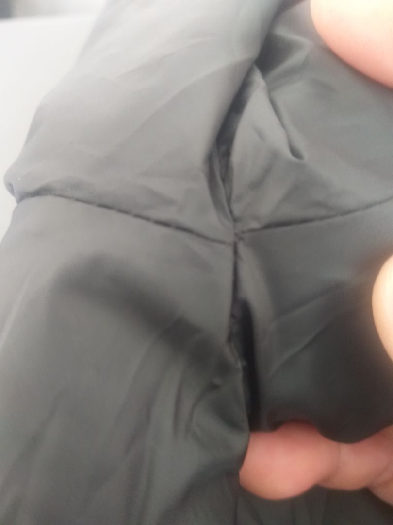 nhìn chung áo tạm được. Nhưng hai bên cổ trước bên trong bị đùn. chân cổ sau bên ngoài so le không trùng nhau. nách ngoài so le không trùng nhau. giao hàng quá lâu. cho shop 4sao. rút kinh nghiệm. quý khách hàng nếu có mua nên suy nghĩ kỹ trước khi mua.