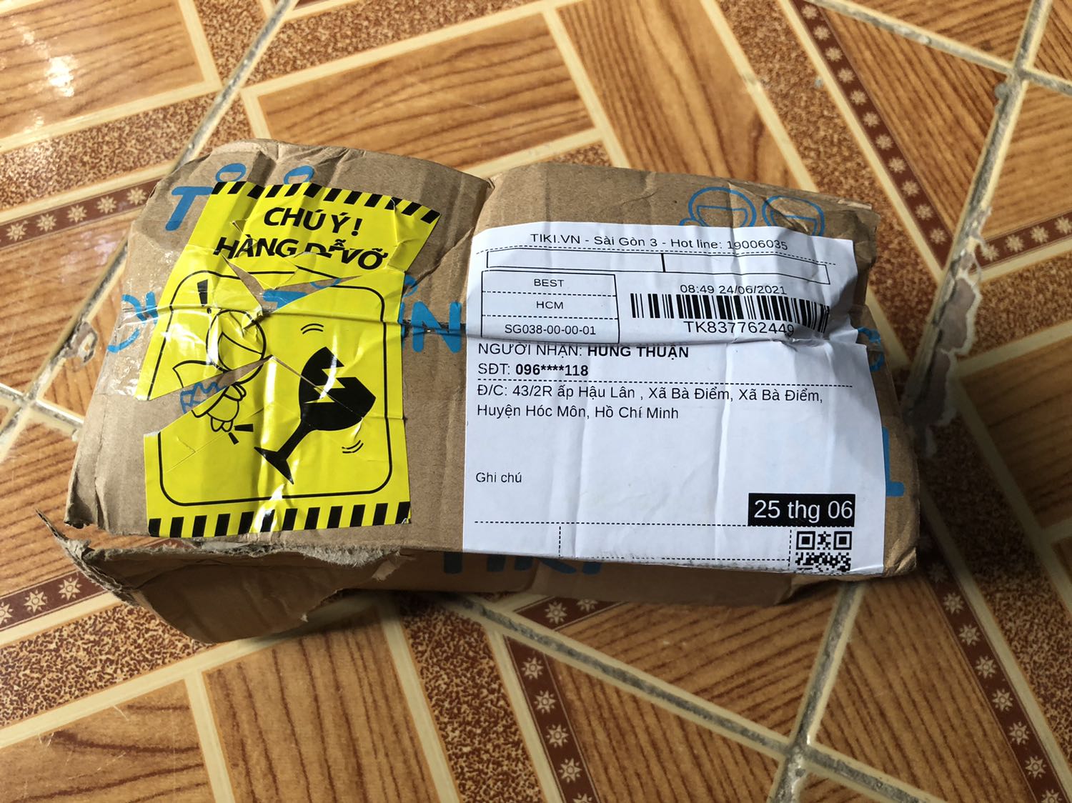 Chưa sử dụng sp nên về sản phẩm không nói . Tuy nhiên , không biết lỗi đóng gói của nhà bán hay do lỗi vận chuyển của Tiki mà khi nhận nó móp méo dễ sợ như vầy mặc dù hộp có dán cảnh báo hàng dễ vở . Nhìn rất không hài lòng . Hộp đựng sp bên trong cũng bị méo theo luôn . Tiki phải làm việc với Best nhé !