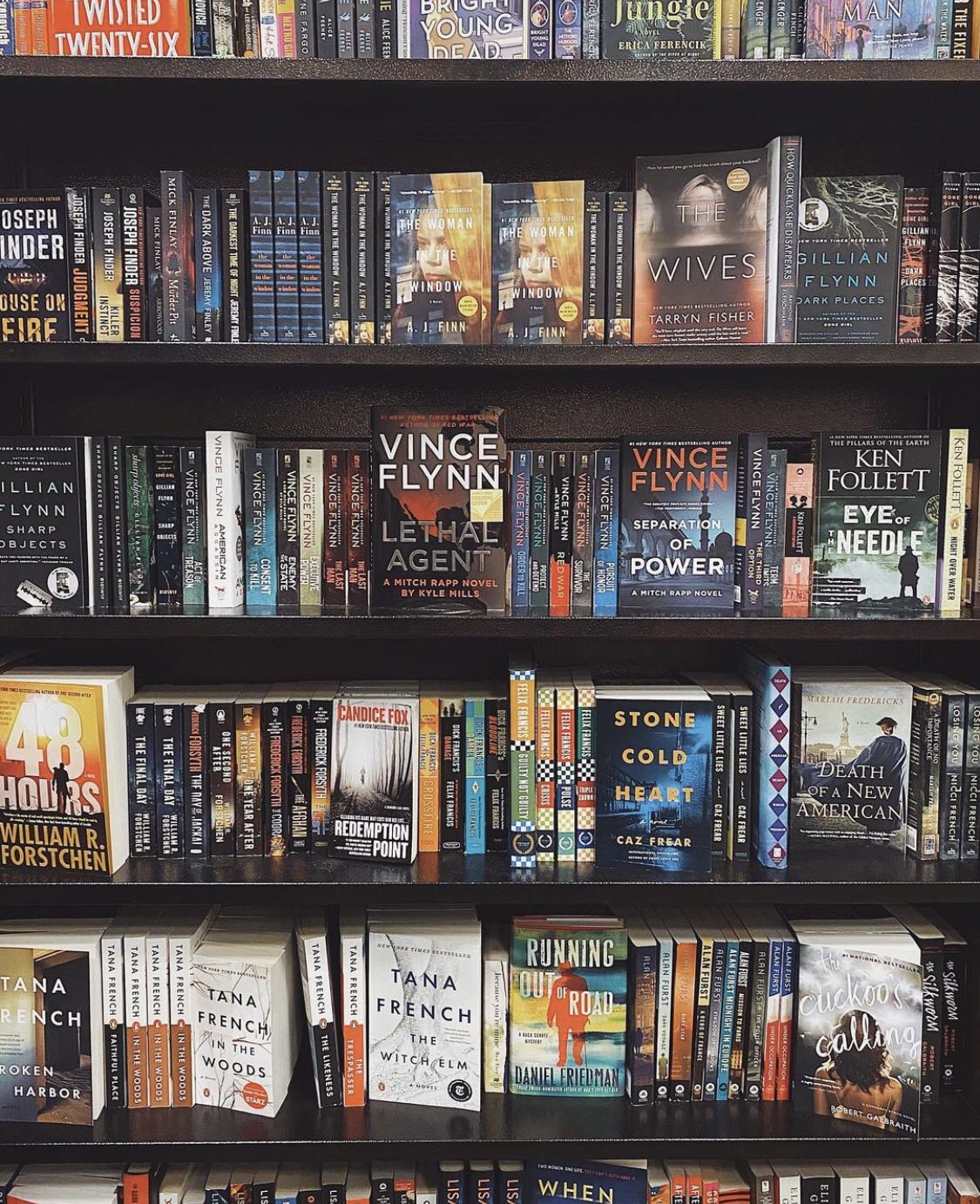 Tháng 10 mùa giảm giá sách và tớ đã mua hiện tại là đầy hết kệ sách mới của tớ. 
Sách luôn là hình thức giải trí rẻ tiền - Quyển sách hay hoặc dở do cảm nhận mỗi độc giả khác nhau, biết đâu mình sẽ thấy mình ở một góc nào trong quyển sách. Cứ đọc thôi.... nhưng đừng đọc sách 
Tác phẩm: dễ thương, nhẹ nhàng. 
Thiết kế bìa: Đơn giản, đẹp