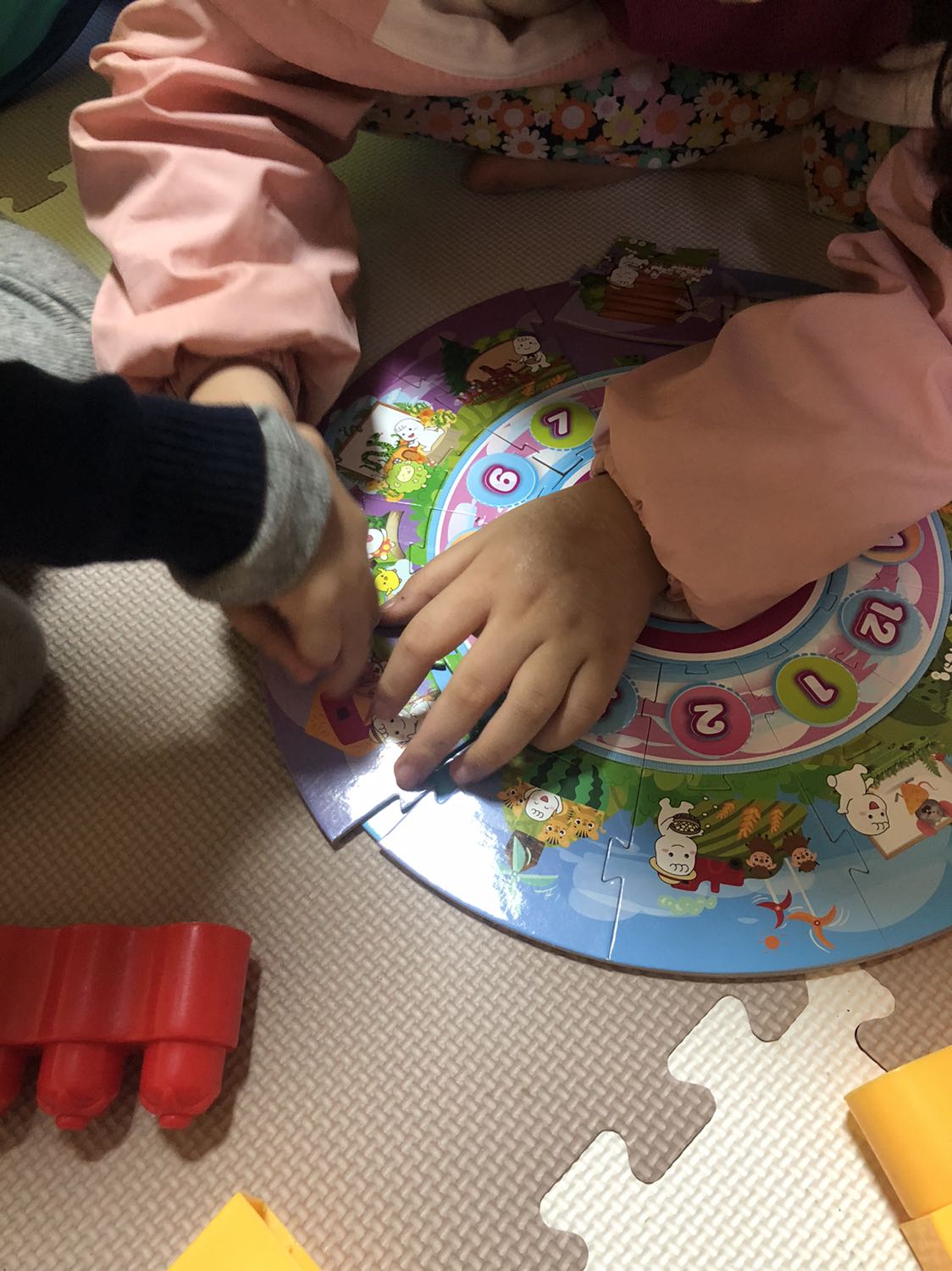 Giao hàng nhanh hơn thời gian dự kiến tận 2 ngày luôn. 
Đầy đủ quà tặng kèm, bọc hàng cẩn thận.
4 bịch thì 2 bịch sx tháng 10 2 bịch tháng 11.
Mình mua là 54+4 là 58 miếng luôn.