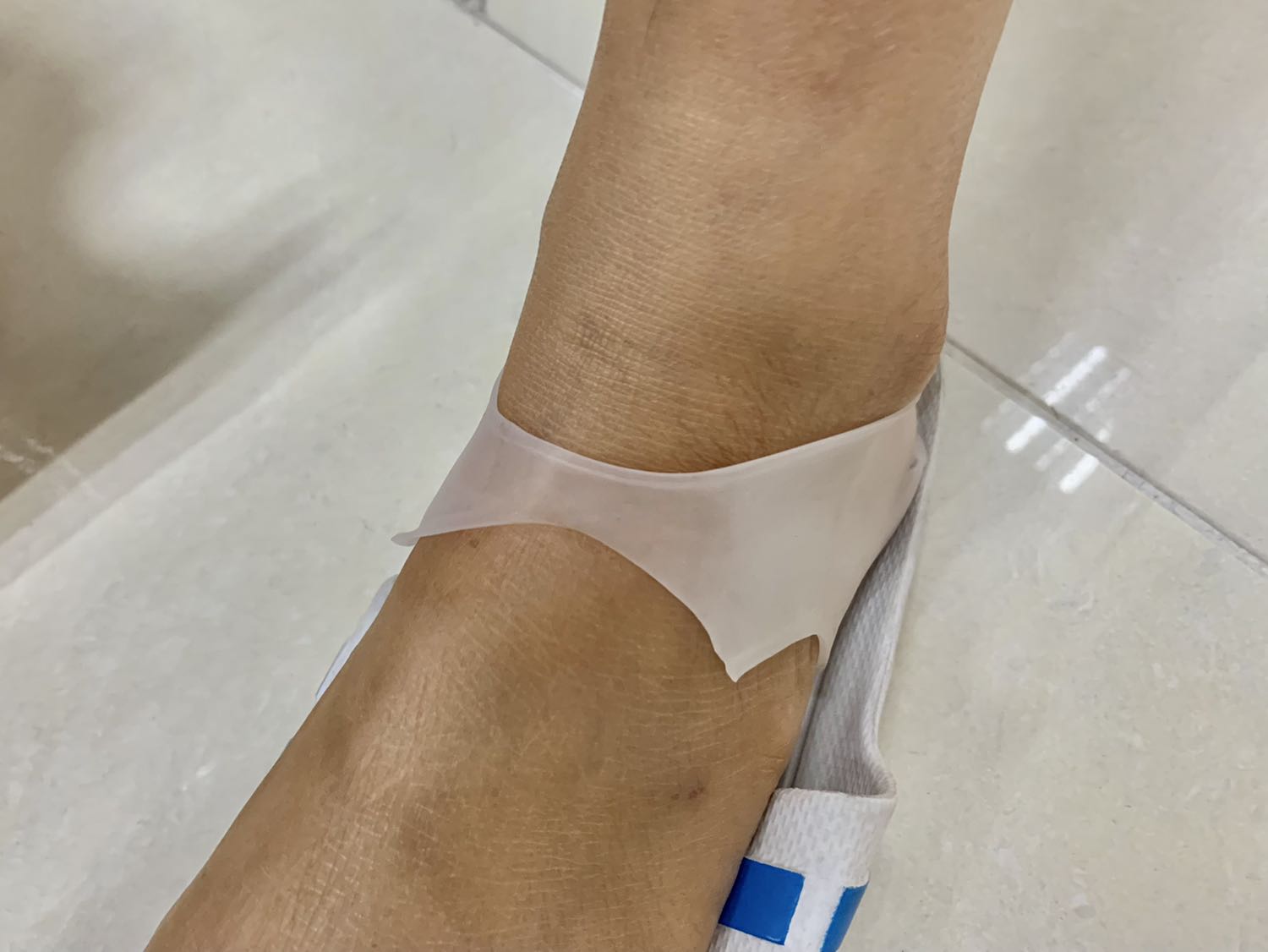 Thấy đồng nghiệp xài nên mua thử. Ai ngờ mới mang tới lần thứ 2 thì rách luôn! Chắc do lớp silicon quá mỏng!!! Thấy đồng nghiệp xài nên mua thử. Ai ngờ mới mang tới lần thứ 2 thì rách luôn! Chắc do lớp silicon quá mỏng!!!