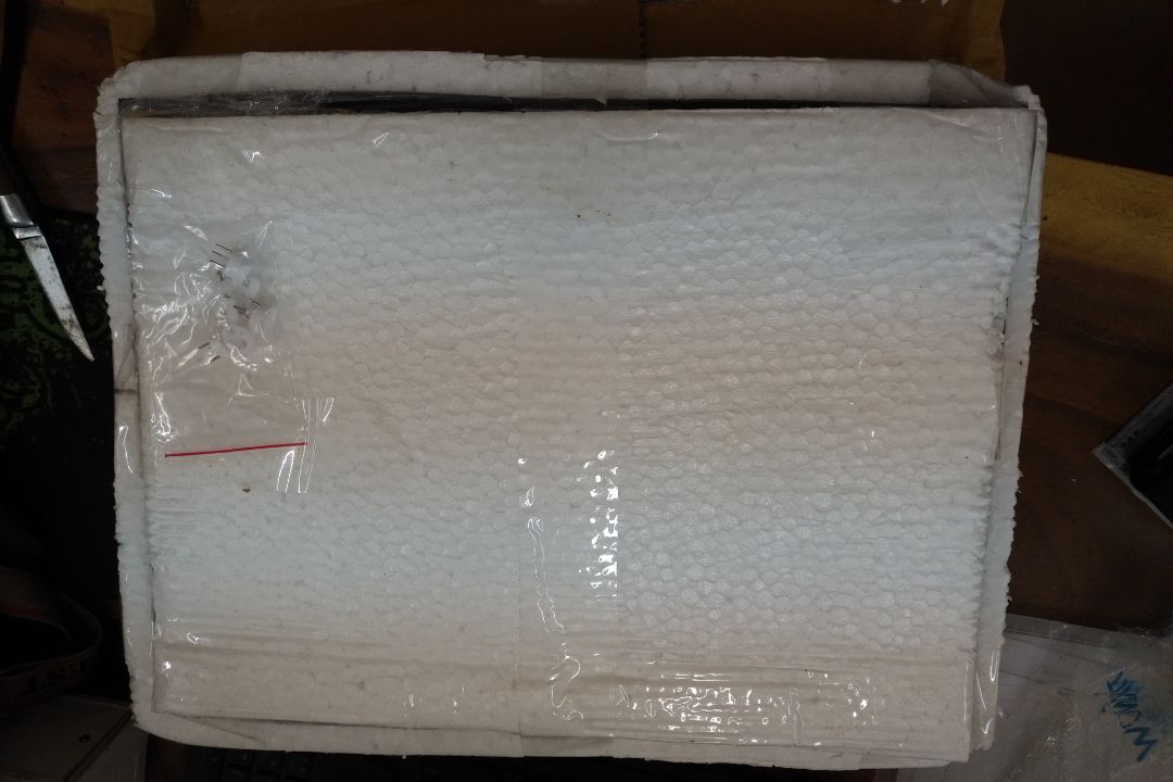 Tôi có 1 nhận xét về sản phẩm như sau:
1.kích thước chưa giống mô tả : nhỏ hơn
2. chất liệu in bình dân.
3. khung chấp nhận được. 
4. đóng gói rất cẩn thận
5. móc đóng tường rất yếu nên thay loại tốt hơn 
6. giao hàng trước dự kiến 1 ngày