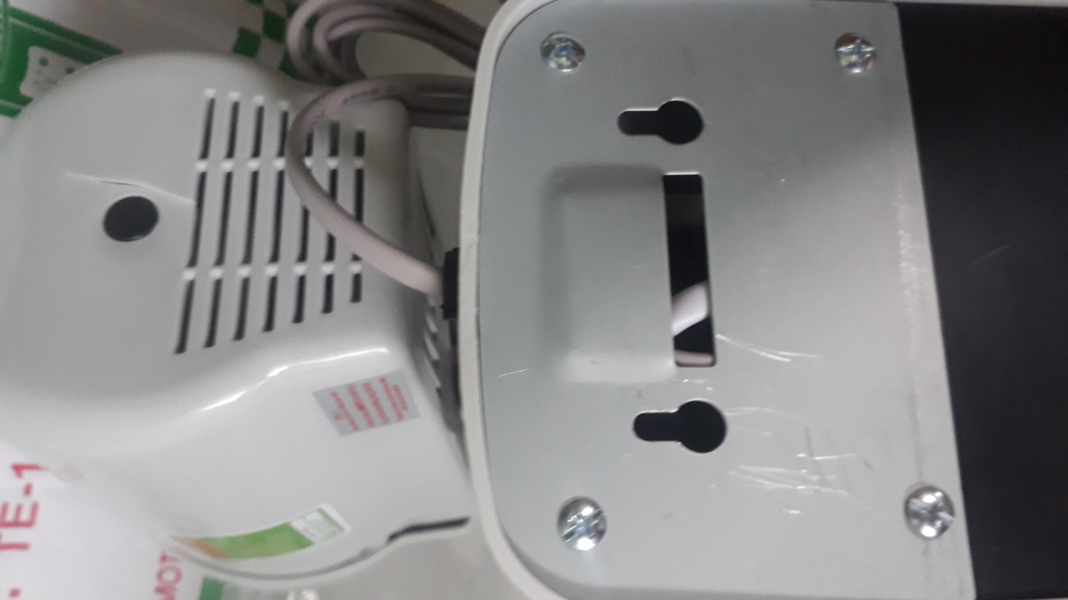 quat nhìn đẹp, chạy được,  nhưng đều mình không thích những chổ đã bị bể. cho mình đổi lại. mình ngại phải đổi lắm, mong gửi hàng lại cho mình tốt hơn. cảm ơn!