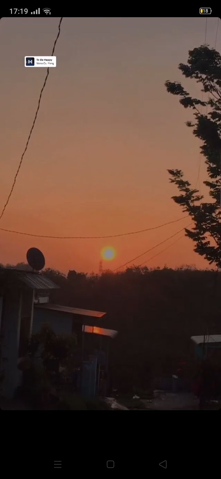 Tôi đã xem hết video, nhưng chưa từng đọc cuốn này. Tuy nhiên theo quan điểm cá nhân của mình tôi suy nghĩ đó cũng là 1 quan điểm cá nhân. Nó k phải là chân lý nên nó có thể đúng với người này và không đúng với người khác, cũng như là hoàn cảnh này và hoàn cảnh khác. Và theo tôi, chia sẻ và tập trung vào những điều tích cực là tốt nó hoàn toàn đúng đắn. Tuy nhiên nếu chỉ làm như vậy sẽ làm méo mó sự thật của xã hội. Những bọn trẻ học tiểu học đã từng nói ngây thơ với tôi rằng: "Việt Nam là đất nước an toàn nhất luôn á!" Tôi chỉ cười và nói ừ, sau này mấy đứa sẽ biết nhiều hơn nữa. Nó cũng giống như đất nước Triều Tiên, phụ nữ không có băng vệ sinh để dùng nhưng chỉ số hài lòng của người dân cũng nằm ở mức cao so với thế giới. Lý do vì sao? Chính vì *** dân mà chúng ta cứ nghĩ xã hội chúng ta là số 1! Hãy xem những video của Dưa Leo để hiểu rằng anh ấy nói rằng anh ấy đóng giả làm người xấu để nói lên những điều không tốt! Điều đó có làm xã hội tốt lên không? Có! *** lo sợ bị bóc mẽ, người dân có tri thức nhiều hơn, thật hơn và chính người dân sẽ đấu tranh cho những điều xấu đó và *** cũng sẽ thay đổi. Tuy nhiên tôi cũng đồng tình với tác giả là đừng share bởi vì bạn muốn chửi cho sướng! Mà hãy share bởi vì bạn muốn kêu gọi sự giúp đỡ và sự cải thiện tốt hơn. Tôi là 1 khán giả của Web5ngay. Tôi cũng chia sẻ những video của bạn khi tôi thấy nó thật sự cần cho những người bạn của tôi. Chính vì vậy tôi luôn comment 1 cách nghiêm túc, lịch sự mà mong muốn trên tinh thần xây dựng.