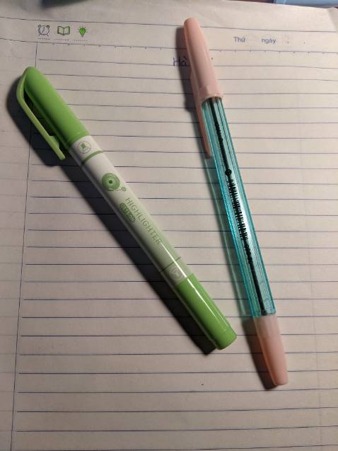 Bút nhỏ hơn mình nghĩ, màu đẹp, không bị lem sang trang. Giao hàng sớm hẹn. Cảm ơn shop nhiều ạ❣️