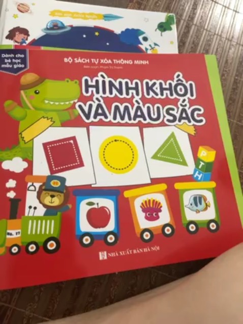 Nội dung sách hay, hình ảnh rõ nét. Phù hợp cho bé 4-6 tuổi, bé làm quen với số và chữ cái chuẩn bị trước khi vào lớp 1. Các bạn nên mua nhé!