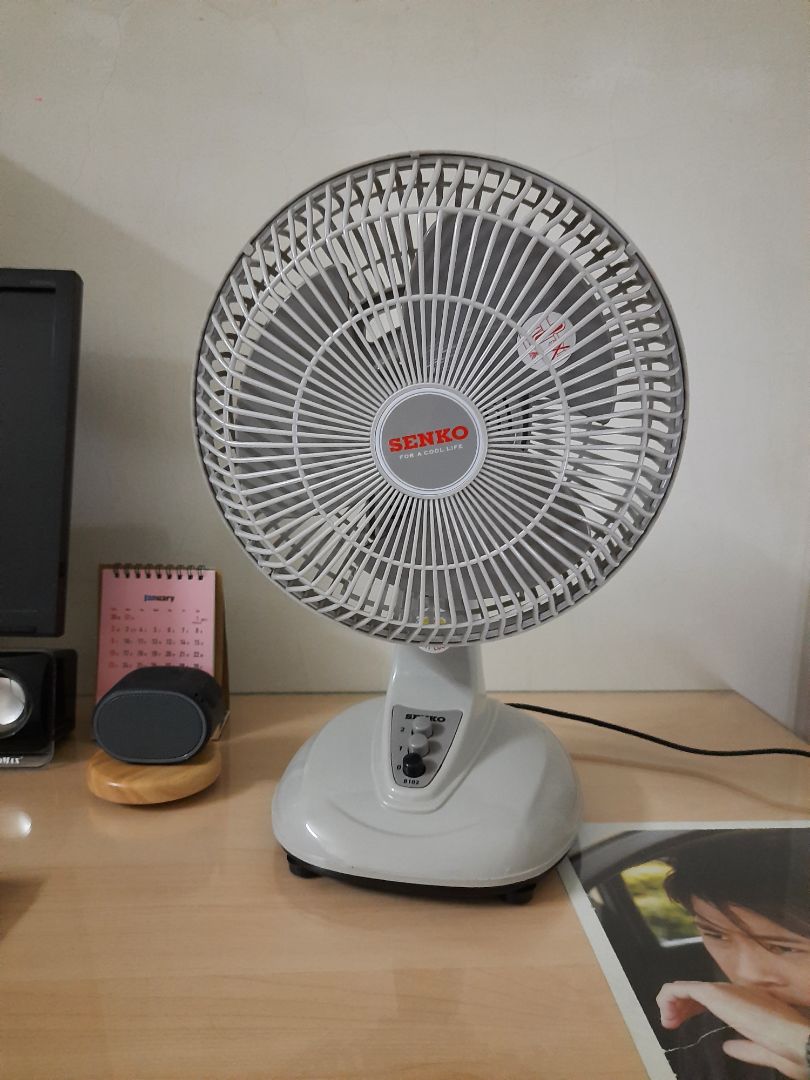 mua cái quạt để quạt cho mát khi ngủ vậy mà nó quạt cho khỏi ngủ luôn. ta nói... quạt chứ đâu phải xe tăng đâu mà nó kêu ầm ầm ☹