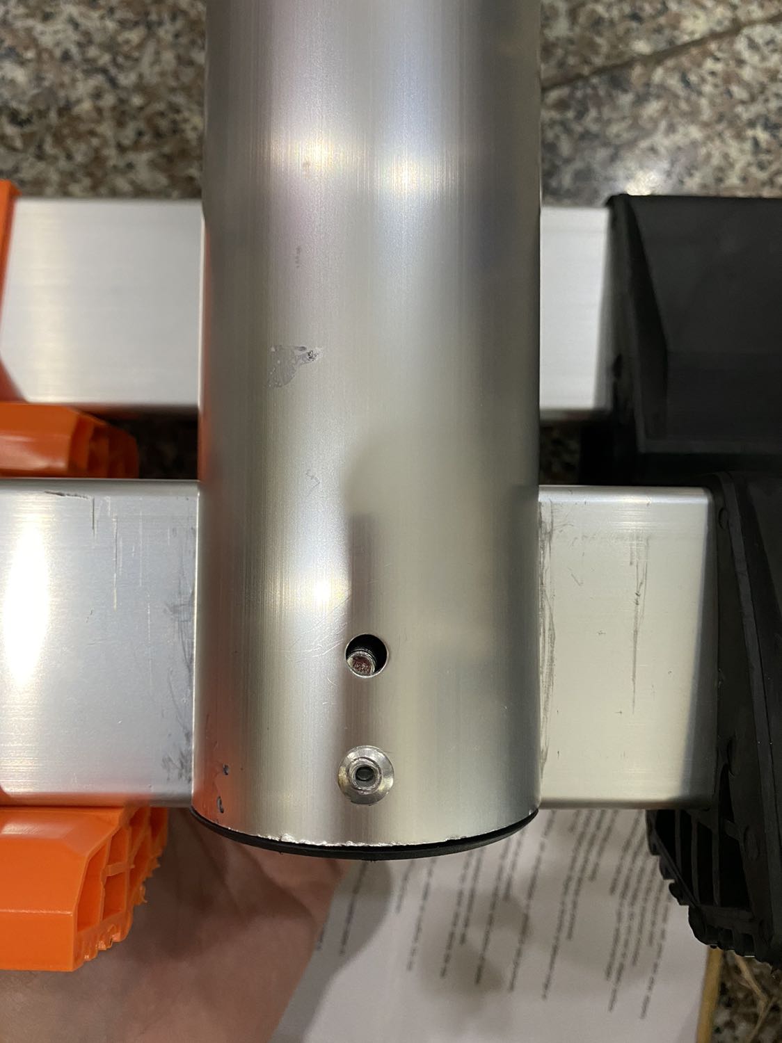 2 chỉ bắt ốc chân bị lệch

Thang đóng gói và nhìn rất chắc, nhưng mà 2 thanh gắn dưới chân đều bị lệch mỗi bên một con ốc, chừng mấy li. Mình không thể tự cố gắn vào được, nên Tiki có thể gọi hổ trợ dung mình được ko?