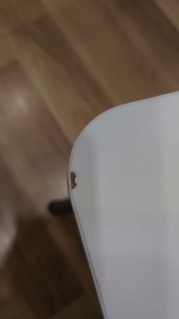 Chân bàn không giống hình ảnh (thực tế là chân bàn màu đen trụ tròn chứ ko phải vuông trắng như hình), bàn có nhiều chỗ bị trầy xước. Nói chung là hơi thất vọng về sản phẩm.