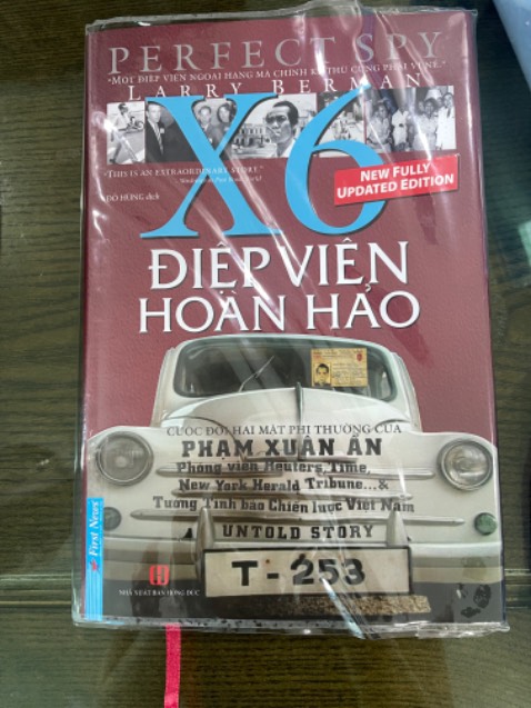 Mình ko rate sách nha, mình rate cách bọc, bạn nào mua sách cứ mua nhé. 

Bọc siêu ẩu và bong sau 2 ngày, ko hiểu tại sao có thể bọc sách trông như này mà vẫn tặc lưỡi giao cho khách luôn. Bao nhiêu người phàn nàn về cách bọc rồi nhưng vẫn vậy, bao nhiêu quyển bị bong sau khi nhận rồi mà chả muốn rate gì cơ mà sau bao lần thì cũng đến lúc nhận nó bực mình thật sự. Người ta đã chọn bookcare là người ta rất trân trọng sách nhưng nhân viên Tiki bọc cái kiểu gì thế hả trời. Đây là kiểu làm cho có, làm vì bị ép đi làm thì mới ẩu được thế này.