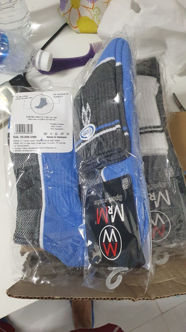 sản phẩm dày, giá tương đối rẻ, mua màu trắng xám giao màu trắng xanh nên chỉ cho 4*