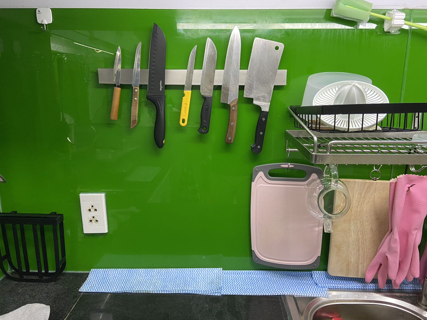 Ưng cái nam châm treo dao này thiệt. Có điều thanh đơn dùng keo dán phía sau thôi nên dao chặt xương bản lớn để lên thì lát sau xụi cả thanh. Nên muốn treo dao lớn thì mua loại thanh đôi bắt ốc vào tường cho chắc cú