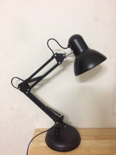 Đèn chắc chắn, cầm nặng tay, đặc biệt là đế đèn nặng để giữ được thân đèn vốn khá cao. Kích thước to phết, mọi người lắp xong đừng sốc nhe. Mình không mua kèm bóng đèn mà mua lẻ bóng Điện Quang 40k ở ngoài, lắp vào hoàn hảo luôn. Đèn có 2 option: kẹp bàn hoặc để bàn.