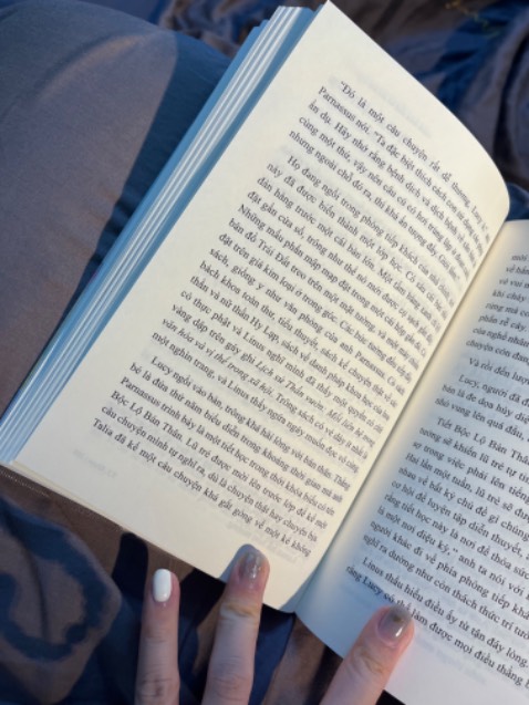 Sách in chất lượng thấp. Mực nhoè nhoẹt nhiều trang. Nội dung không đặc sắc lắm, tạm được thôi. Các nhân vật trong truyện cứ tự yêu quý nhau kiểu tác giả bảo tôi thích thế, thiếu chiều sâu  tính cách.. cho trẻ con đọc thì tạm được, nếu các vị phụ huynh không ngại giải thích về tuyến tình cảm cuối truyện.