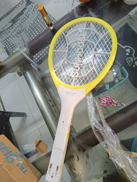 Điện mạnh ghê hồn. Mở công tắt lên chưa bấm nút nào và chưa có con gì đáp vô mà nó giựt tách tách nghe mà hết hồn. Tới khi bấm công tắt rồi có còn muỗi đậu lên nó giựt 1 phát con muỗi còn mỗi cái đầu tí xíu đen thui. Phần còn lại mất tiêu