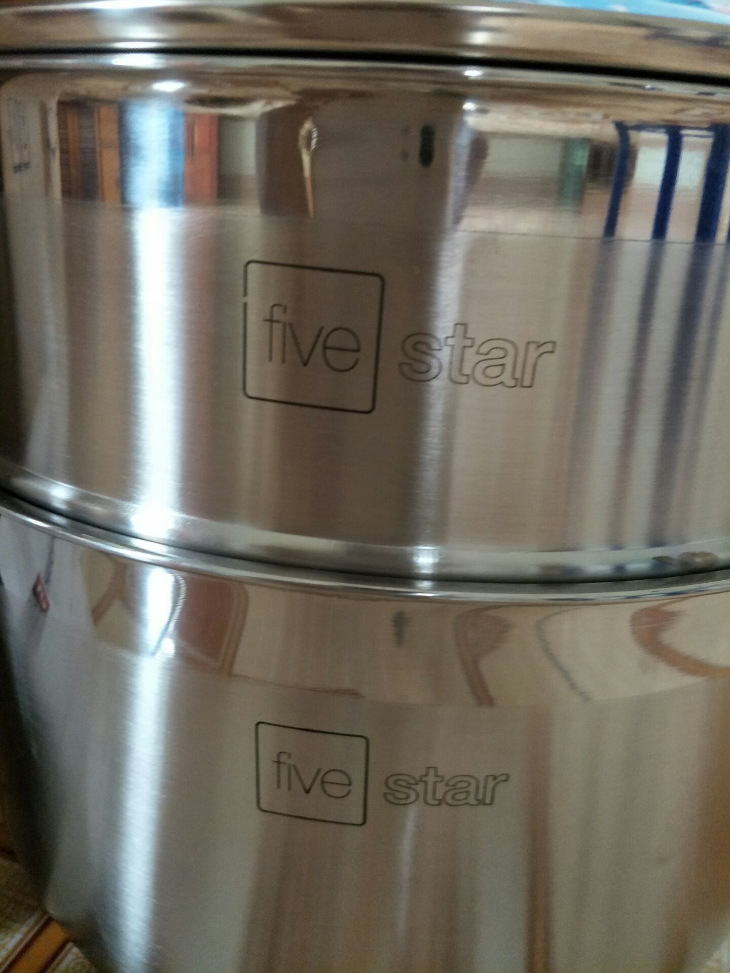 Mình đã mua bộ nồi xửng  3 đáy nắp kính fivestar ST26-3DG từ Tiki. Khi nhận hàng mình rất ưng ý  : Nhân viên giao hàng lịch sự  - sản phẩm được đóng gói cẩn thận,  mở ra sản phẩm đẹp hơn trong hình giới thiệu - Dày dặn chắc chắn , sáng bóng,  có logo của nhà sản xuất in trực tiếp trên sản phẩm nhìn rất đẹp và lịch sự.  Nói chung là OK  !