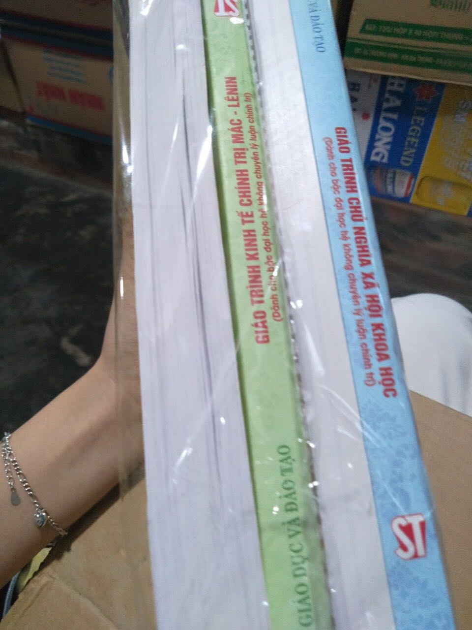 Giao hàng nhanh, đóng gói chắc chắn, đúng và đủ sách tuy nhiên sách có 1 vài vết bong tróc