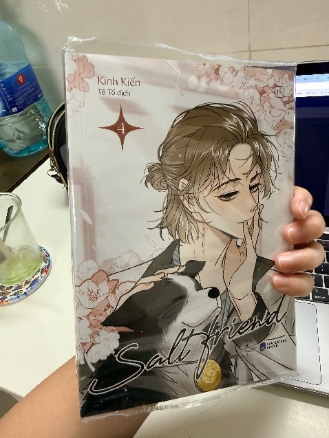 SÁCH 10 ĐIỂM, TIKI 0 ĐIỂM
Quá thất vọng về cách Tiki bán hàng. Lần đầu giao tới bọc bookcare ẩu tả (ảnh 1-2). Mình gọi điện lên tổng đài phản ánh được hỗ trợ đổi trả. 

Sau khi đổi trả lần 1 thì giao cuốn mới nguyên seal không có bookcare (hình 3-4), ủa :)))))) nhưng trong lịch sử bookcare thì vẫn trừ. 

Mình đổi trả lần 2, Tiki giao cho mình 1 cuốn đã bóc seal, NHƯNG VẪN KHÔNG BỌC BOOKCARE (hình 5-6). Ủa là gỡ seal ra để chi mà không tròng cái bọc bookcare vô vậy Tiki????? Tiki lấy sách cũ đã bóc seal gói đại cho mình mà không kiểm tra à???

Gọi điện phản ánh tổng đài thì giải quyết cực chán. Thứ nhất, không có câu trả lời thoả đáng cho việc tại sao đơn đổi trả mấy lần vẫn không làm đúng yêu cầu. Thứ hai, Tiki thậm chí không thể cam kết lần sau đơn hàng của mình sẽ được thực hiện đúng, trong khi mình chỉ yêu cầu bọc bookcare thôi chứ chả yêu cầu gì quá đáng.

Mua hàng từ 27/11, đến nay là 5/12 vẫn đang đổi trả không hồi kết :))) mình mua sách ở Tiki chắc cũng phải hơn 5-6 năm rồi lần đầu gặp trường hợp giải quyết chán cỡ này, không biết Tiki tính chơi bài cù nhây đổi tới đổi lui như vậy để làm gì? Trong khi đổi xong vẫn vậy?