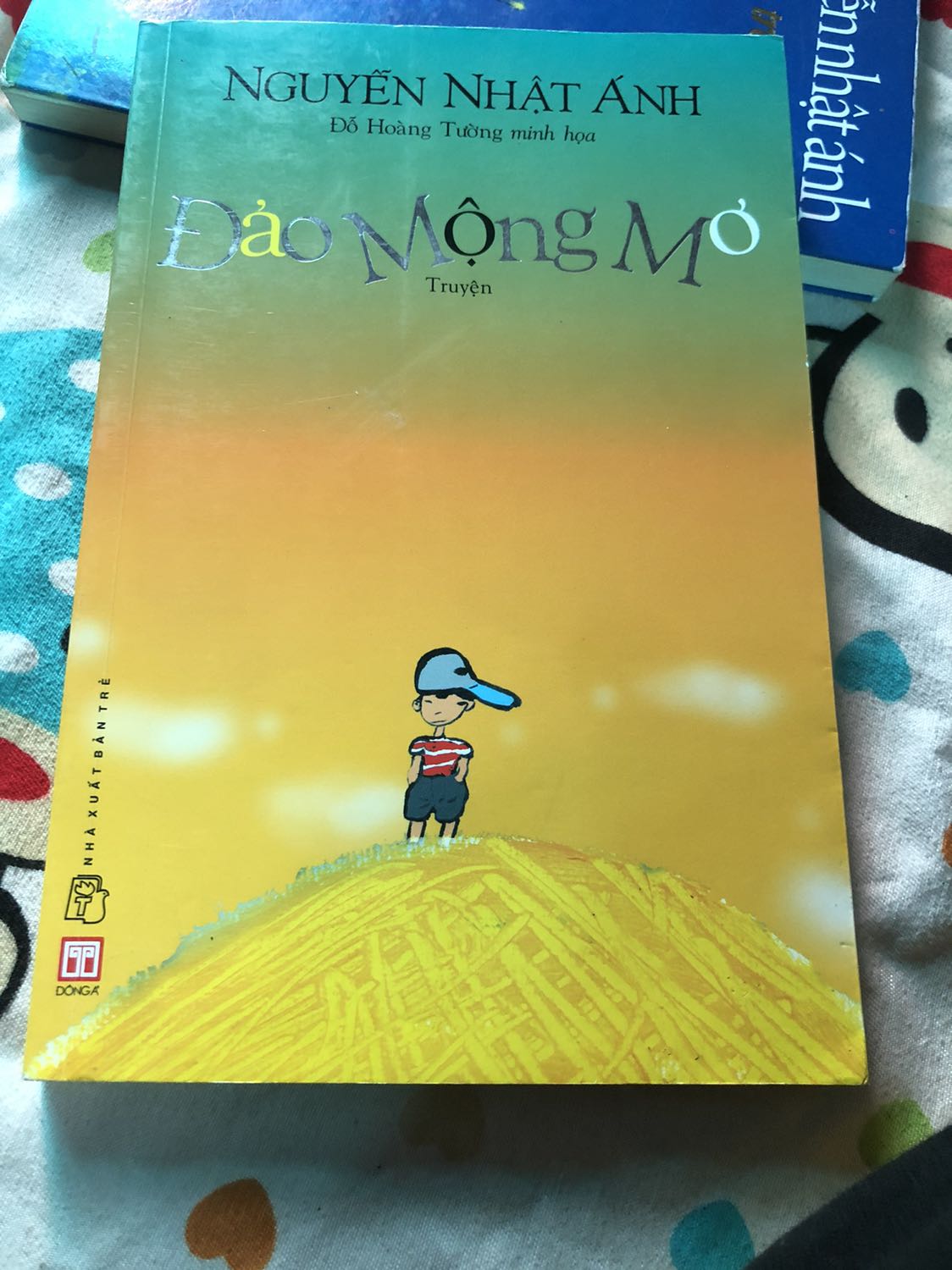 Tin nhắm mắt chờ, vẫn không thấy con Thắm ịn môi lên má mình. Nó nghiêng đầu qua một bên, một thứ âm thanh xào xạc xát vào tai mình