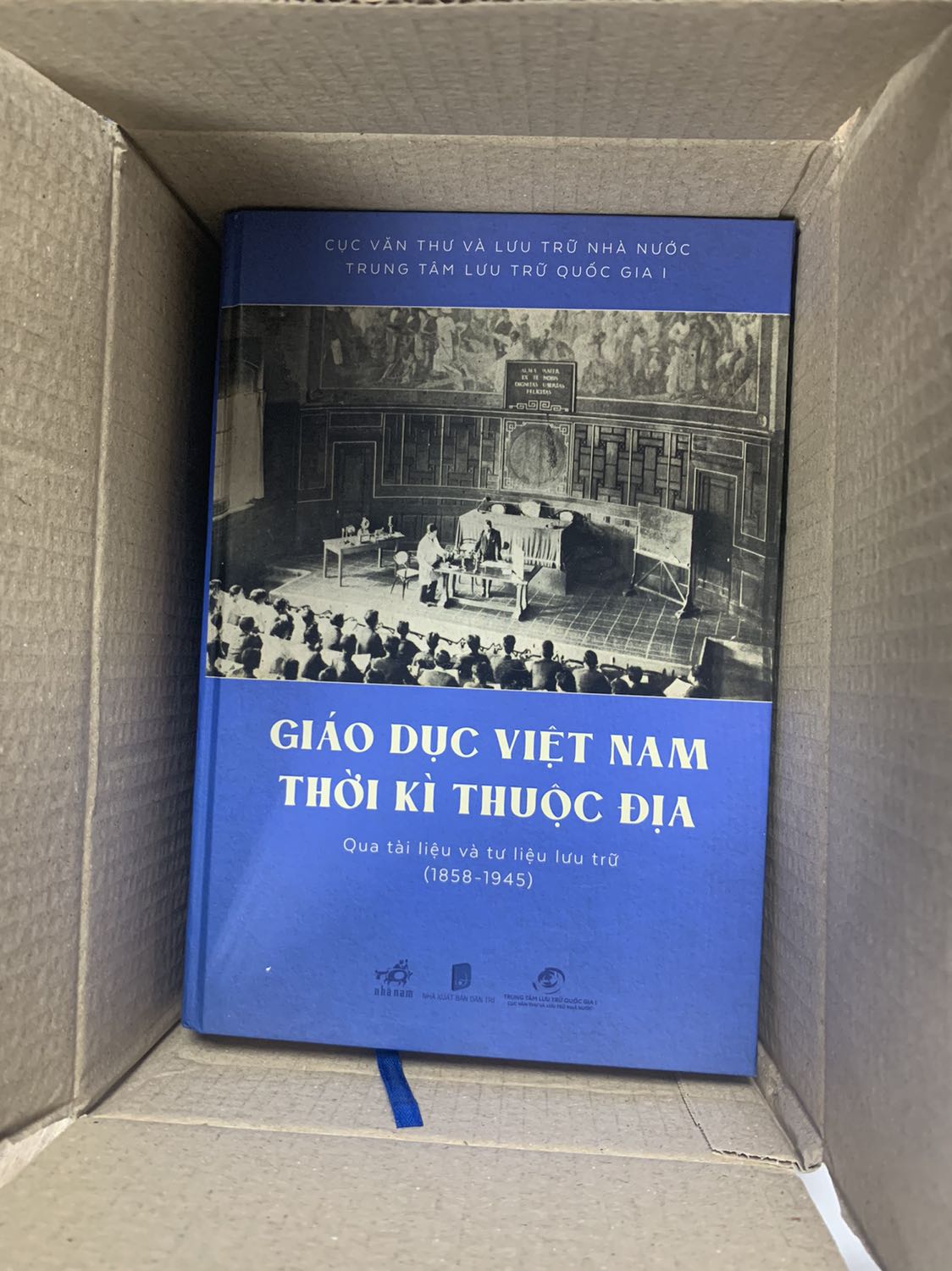 Tiki giao hàng siêu nhanh (45p sau khi đặt) + giá mình mua được khá ưng (309k). Tư liệu quý mà được giá hời, ưng lắm 😋