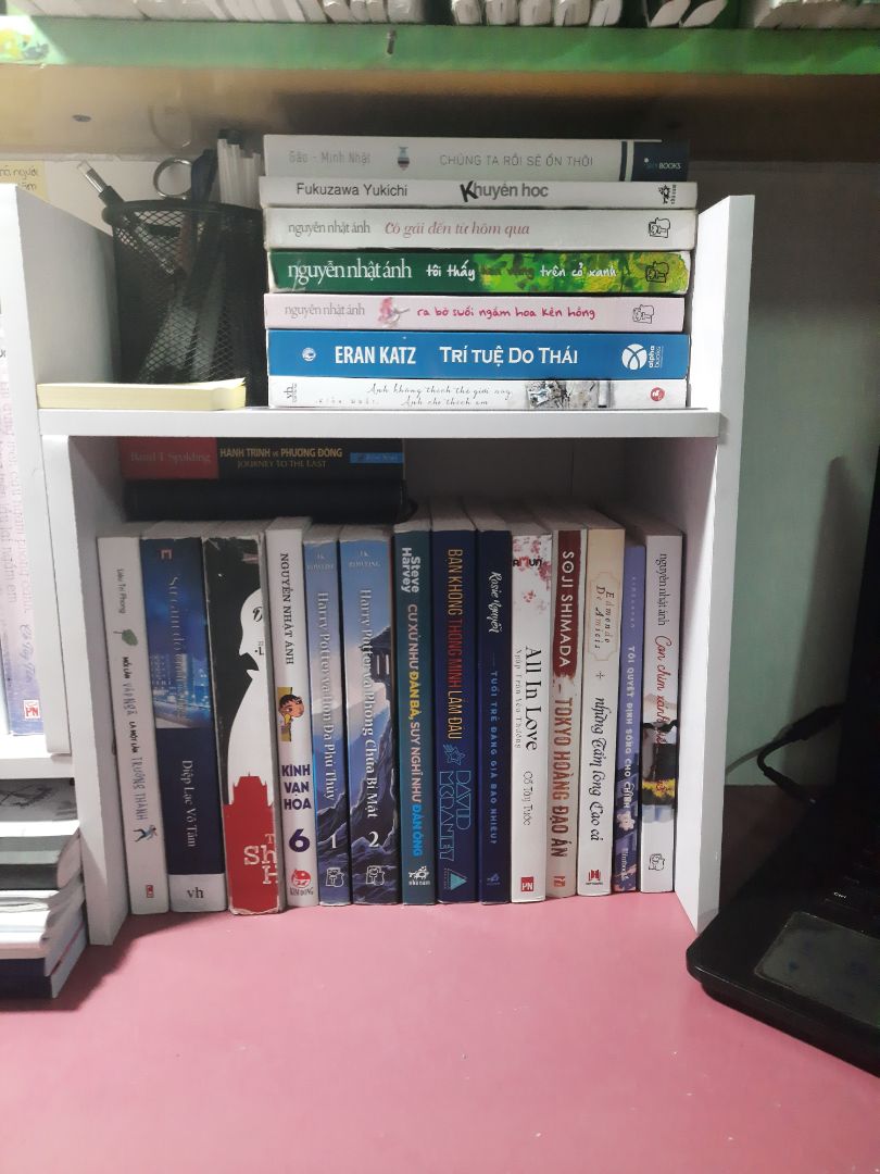 Kệ đẹp màu sắc ưng ý có điều giao có góc bị  hư và dính nhiều bụi gỗ, keo