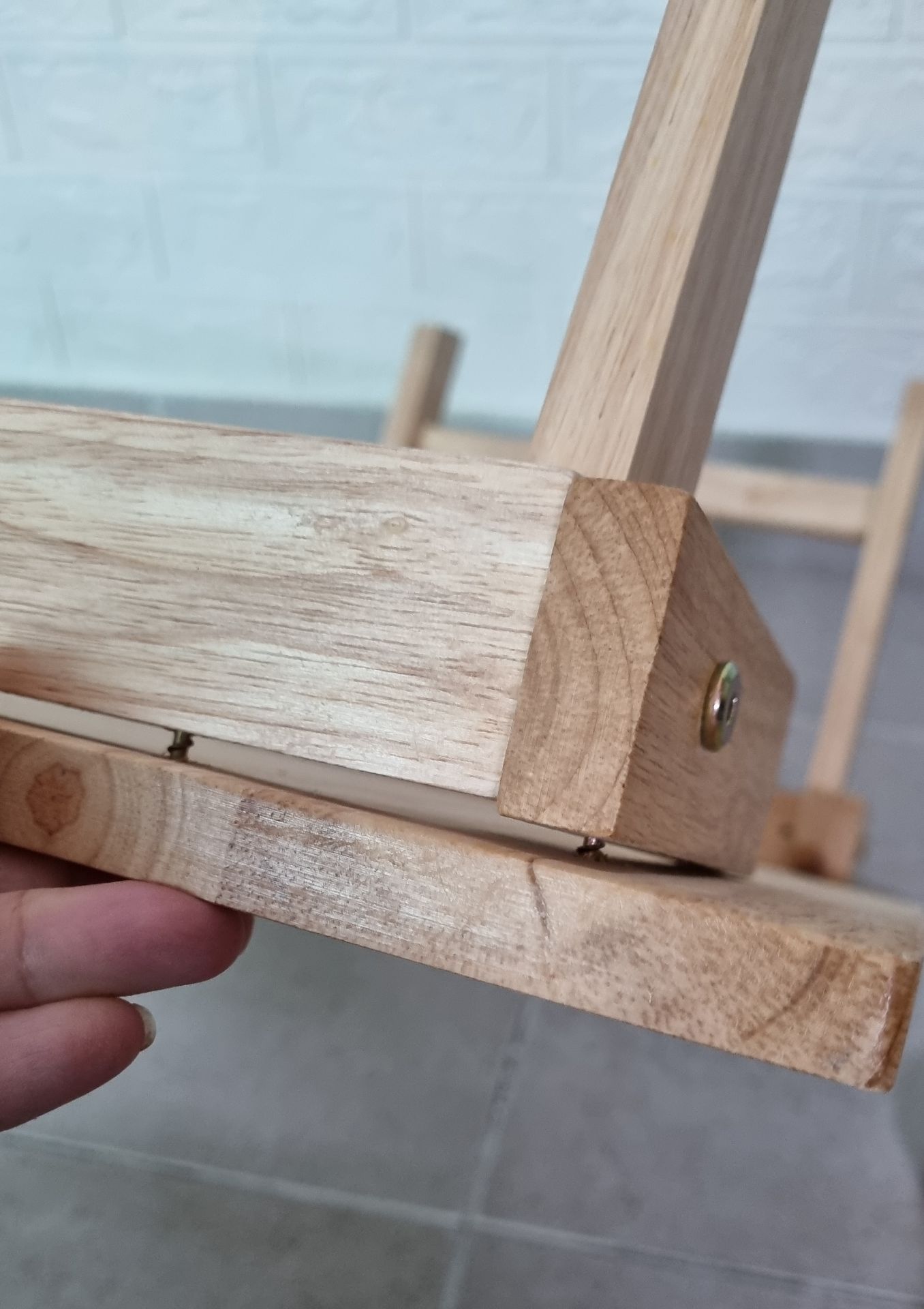 có 1 ốc vặn hơi lỏng lẻo, tự vặn lại thì bàn mới chắc chắn. Hàng đẹp, gọn, giao nhanh trong 2h.
Ôi, mới dùng 1 lần xếp lại, mang ra dùng lẩn 2 thì ốc bung ra hết, vặn bị trơn tuột, nản thế ( hình 2)