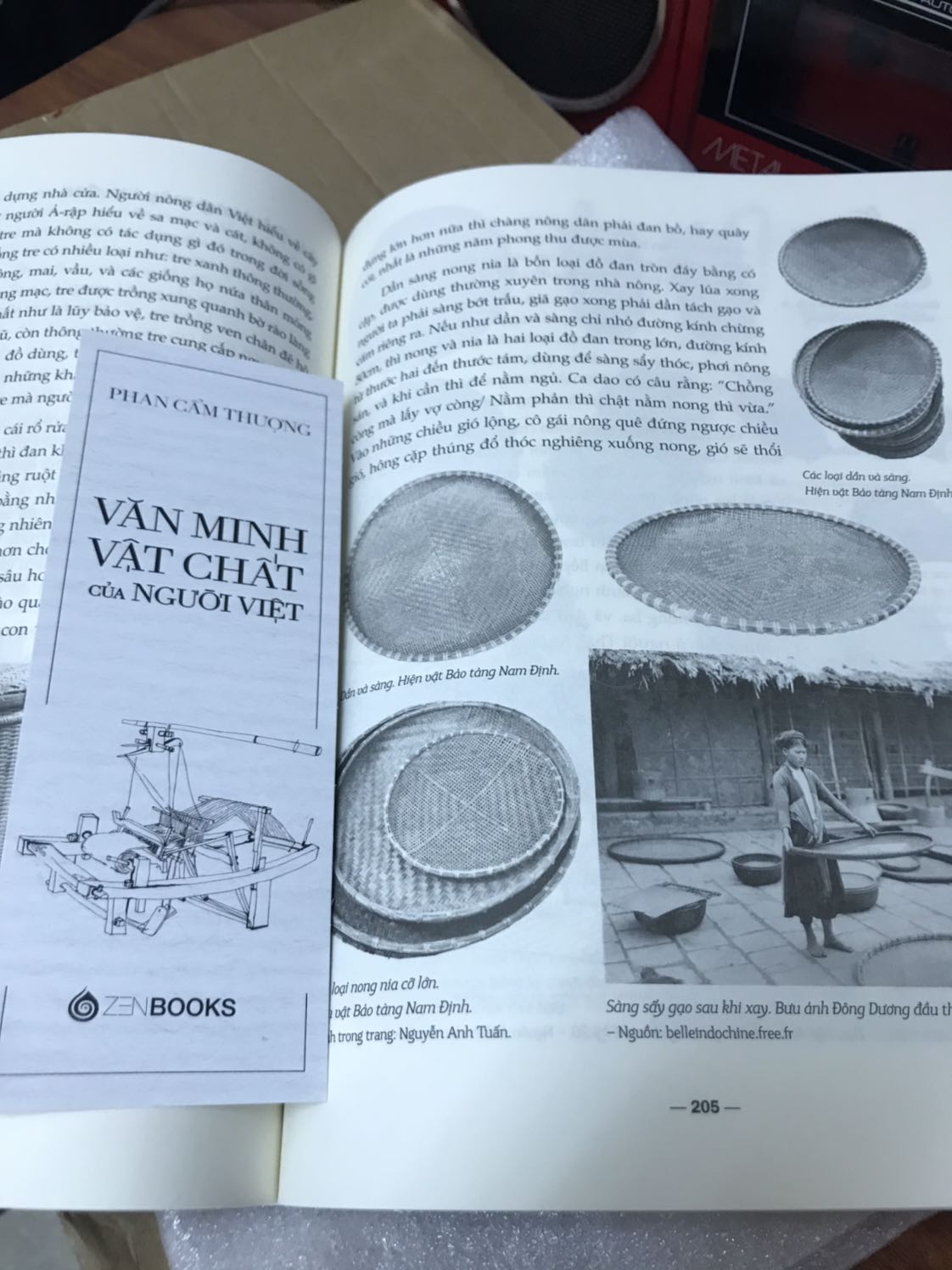 Sách giao khá nhanh. Tuy nhiên hộp hơi to nên dính bọc bị móp bìa và quăn vài trang. 
Nên mình cho 4 sao vì bên giao hàng chưa được tốt.
Nhưng cơ bản là sách hay, nhiều hình minh hoạ.
Các bạn nên mua đọc vì kiến thức rất thú vị.