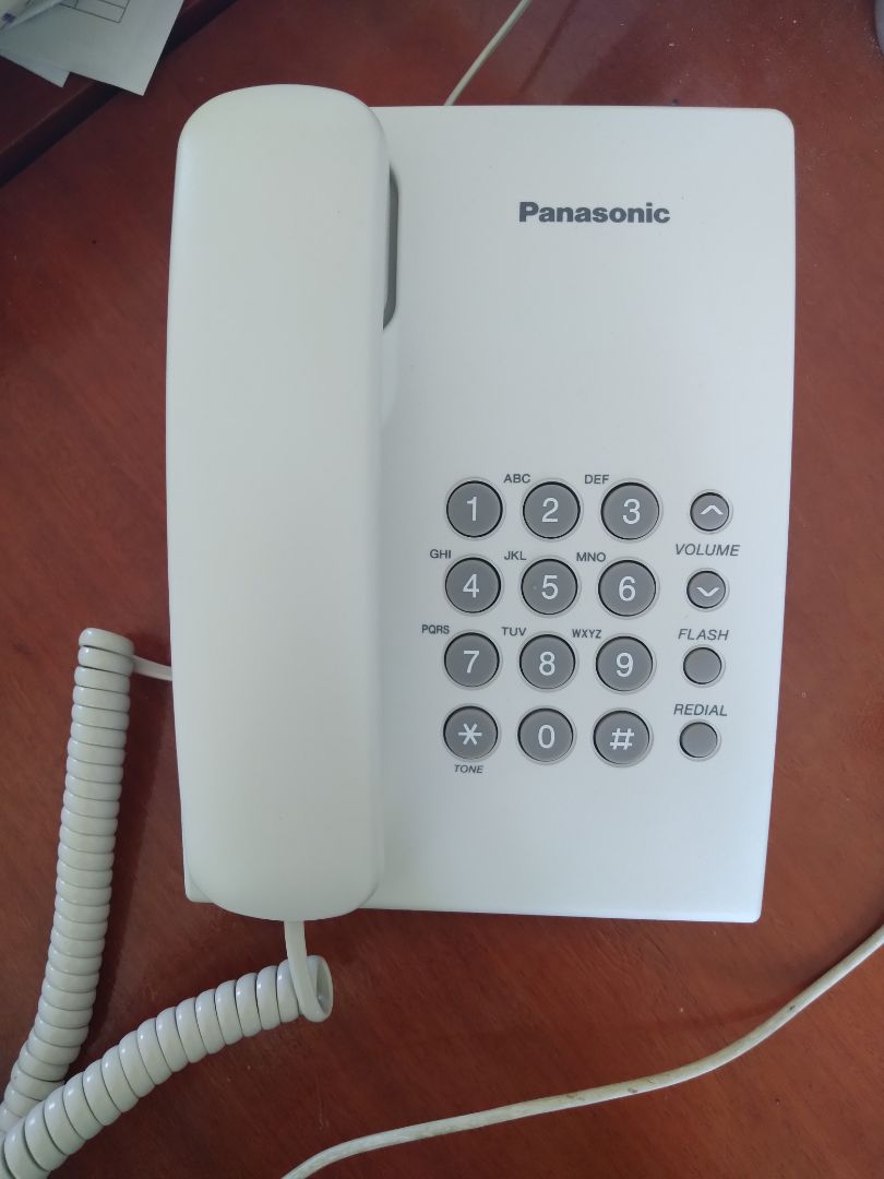 Điện thoại hàng chính hãng, có tem bảo hành, đóng hộp và phụ kiện đầy đủ. Giá cao hơn một tí so với mua tại các cửa hàng truyền thống.