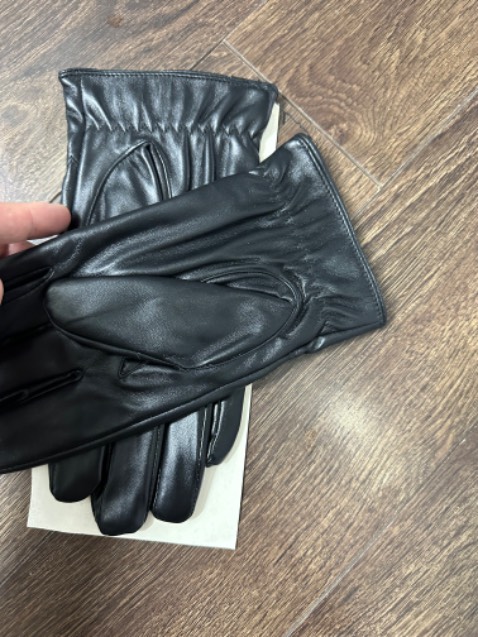 Găng tay đẹp quá. Đeo vào tay rất đẹp, chống nước tốt, đường may đẹp, chất lượng sản phẩm rất tuyệt vời, năm sao cho chất lượng sản phẩm. Shop tư vấn nhiệt tình giao hàng rất nhanh. Mẫu mã rất đẹp 10/10 nhé. Mọi ng nên mua sản phẩm này. Shop rất uy tín