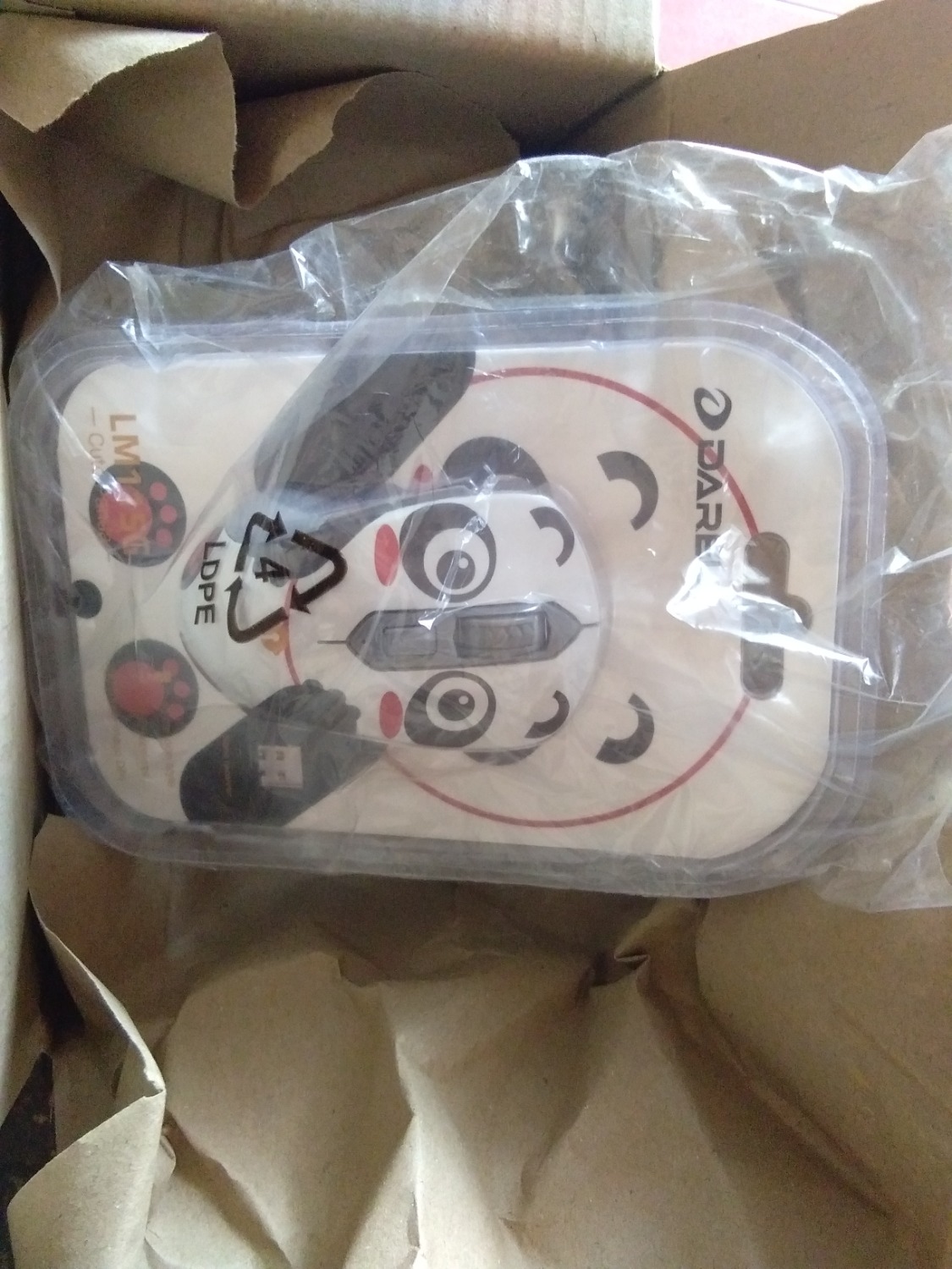 Hài lòng ở đây trước hết là Tiki giao hàng nhanh, đóng gói cẩn thận, dán tem hàng dễ vỡ ngoài hộp, bên trong chuột được bọc  lớp giấy cứng. Bao bì sản phẩm đẹp, mới, không có dấu hiệu bị bóc tách. Sản phẩm có được tặng kèm pin, mẫu mã đẹp, giống hình. Mặt trước và sau chuột đều mới, không bị trầy xước. Lăn chuột hơi cứng tay, nút ấn có tạo tiếng, hai nút bên thân sử dụng tốt, tiện để ấn quay lại, tiến lên phần trước. Nút ấn nhạy, di chuyển nhanh và mượt ngay cả khi không dùng lót chuột. Trong quá trình sử dụng luôn có đèn đỏ sáng, thanh on-off hơi khó sử dụng.
Nói chung ấn tượng lần đầu tốt đẹp, còn về độ bền phải sử dụng lâu hơn mới đánh giá chính xác được.