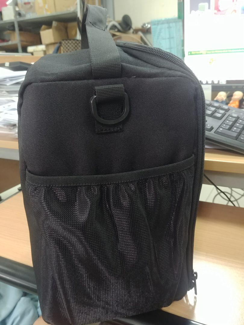 Giao hàng rất nhanh. Túi rộng rãi và chắc chắn, nhưng túi dây kéo bên hông mình không thích lắm. Mong shop thiết kế thêm kích thước lớn như vậy mà dây kéo phía trên như mấy mẫu khác của shop thì sẽ tuyệt hơn cho khách hàng chọn lựa. ahihi. Tóm lại túi đẹp nè, rộng nè, chắc chắn. 10 sao nè.