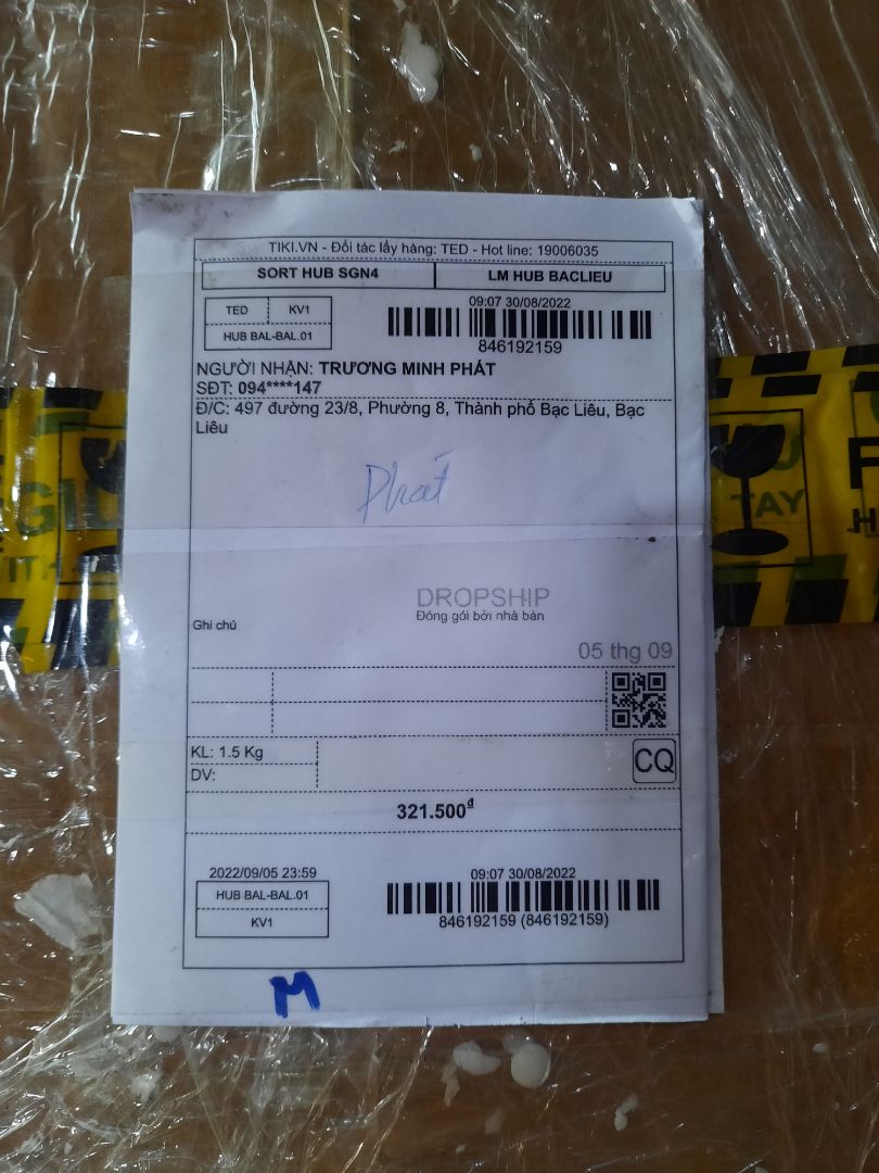 Giao hàng không đúng mẫu đặt, hàng này của người khác đặt không biết lỗi bên giao hay bên bán hàng lại dán tên mình đặt hàng lên phía trên rùi giao cho mình. Mong shop giải quyết vấn đề này