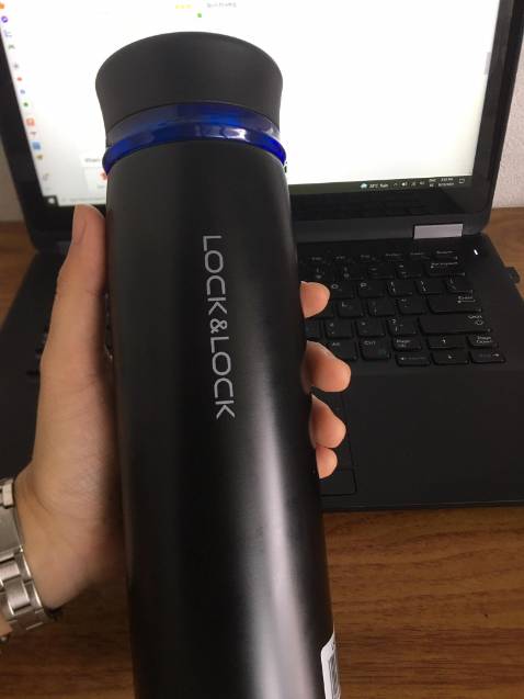 Nhận hàng thấy bình bị xước buồn ghê, tin tưởng vì chất lượng bình tốt, mua ở chỗ uy tín, đánh giá cũng cao nhưng khi em nhận hàng mà bị xước 2 chỗ khó chịu thật sự, về giao hàng thì nhanh, hàng nguyên vẹn nhưng giờ đổi trả thì rất mệt với rắc rối nên phải tạm chấp nhận dùng thôi.