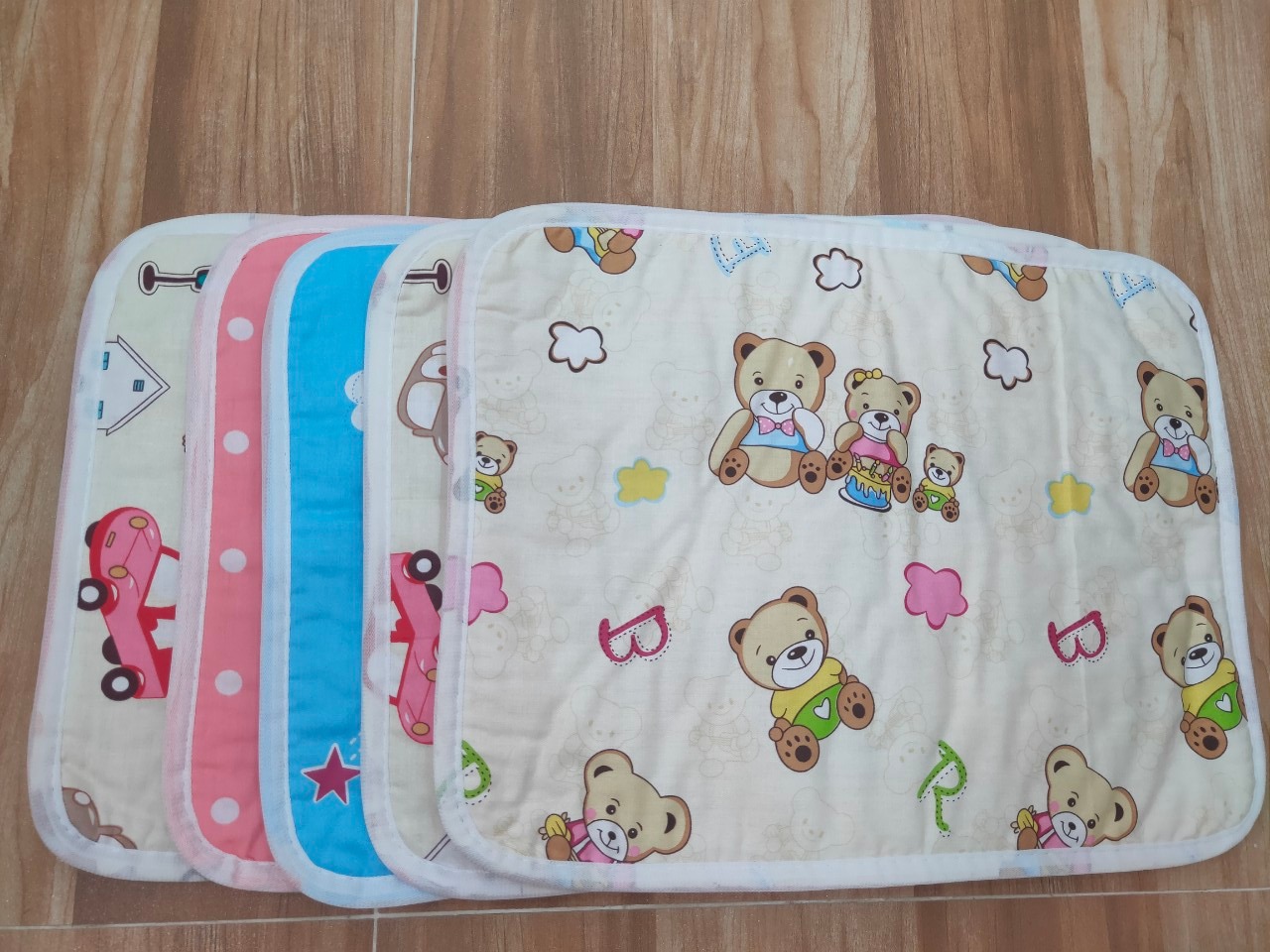 Tấm lót đẹp màu sắc đúng như hình, thấm nước cũng tốt. Mình chủ yếu dùng lót khi thay bỉm cho bé thấy rất tiện, dễ giặt và bề mặt mịn, dùng mấy hôm nay thấy ổn. Mua hàng có thương hiệu trên Tiki nên yên tâm chất lượng.