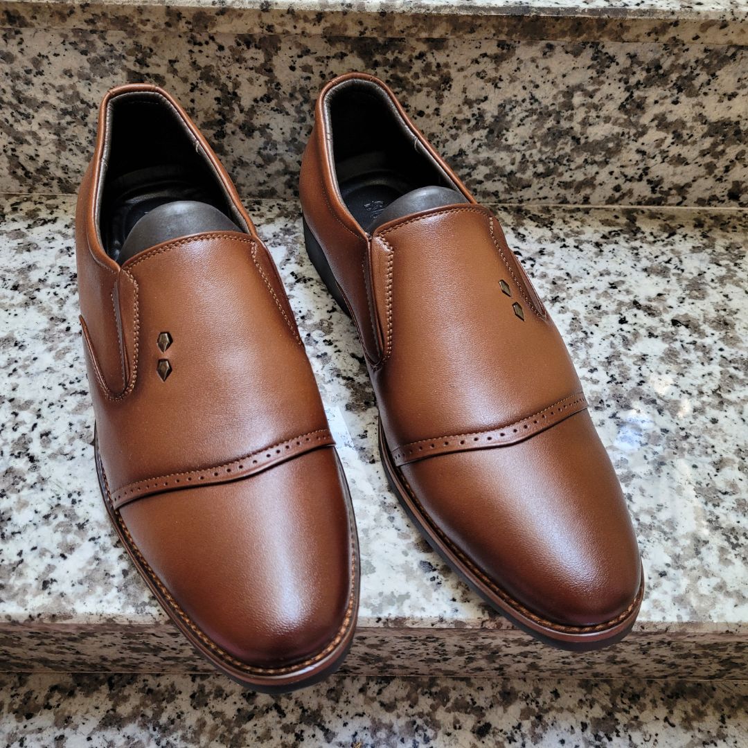 Giày đẹp, nhìn sắc xảo, bao bì đẹp kỹ lưỡng. Hài lòng.