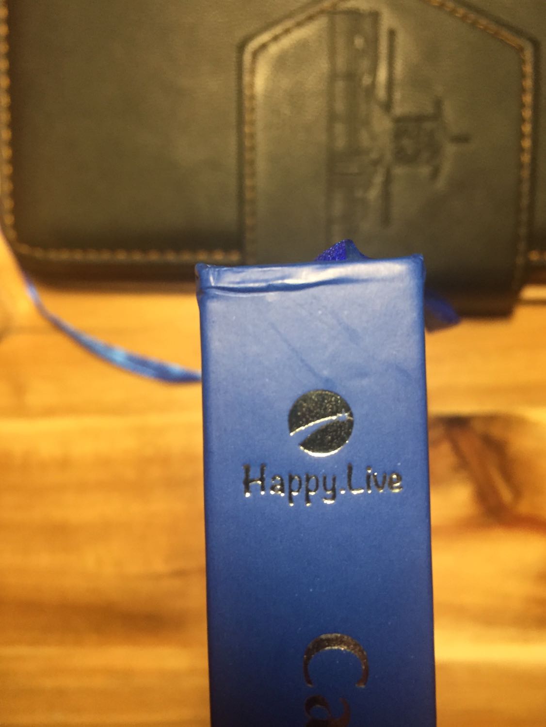 Giao sách ẩu để móp bìa sách, đây là lần thứ 3 sách nhận bị móp, nhưng hai lần trước mình thông cảm, lần này mới nói. Người thích đọc sách thì ngoài nội dung ra hình thức quyển sách cũng rất quan trọng, mong tiki kĩ hơn trong khâu giao hàng.