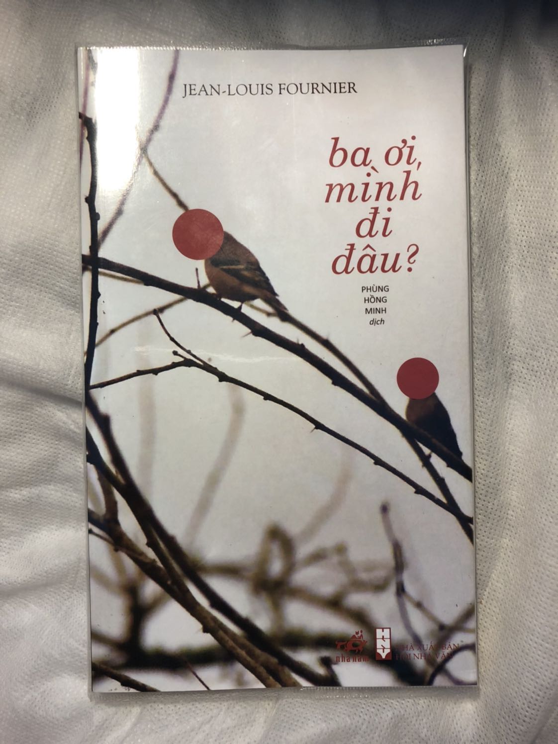 Sách giao hàng rất nhanh, có bookcare của tiki. Tóm chung về dịch vụ của tiki thì mình lúc nào cũng hài lòng
Về nội dung thì hợp với những ai thích nhẹ nhàng tình cảm, những bạn thích gay cấn hoặc phải có nội dụng rành mạch rõ ràng thì không hợp lắm. Sách là lời kể của người cha hồi tưởng về 2 đứa con trai bị tật nguyền/ thiểu năng của mình. Bản thân mình đã xem review trên youtube của 1 anh youtuber, thấy khen quyển này rất nhiều, anh ấy bảo đây là cuốn nhẹ nhàng tình cảm mà anh đọc đi đọc lại rất nhiều trong nhiều năm. Nhưng cá nhân mình đọc thì ko ấn tượng nhiều lắm, đọc xong mình ko có lưu lại cảm xúc gì nhiều. Thú thật là mình có khóc nhưng ko phải vì sách mà vì mình nhớ bố của chính mình, bố mình mất cách đây 2 năm rưỡi, hồi mình chỉ còn 3 tháng nữa là tròn 18, 4 tháng nữa thi đại học và 11 ngày nữa là Tết Nguyên đán. Đây cũng là lý do chính mà mình mua sách, review hơi dài dòng lôi thôi lạc đề rồi, vậy nhé nội dung mình để 3 sao, dịch vụ 5sao vậy chung bình là 4 nhé.