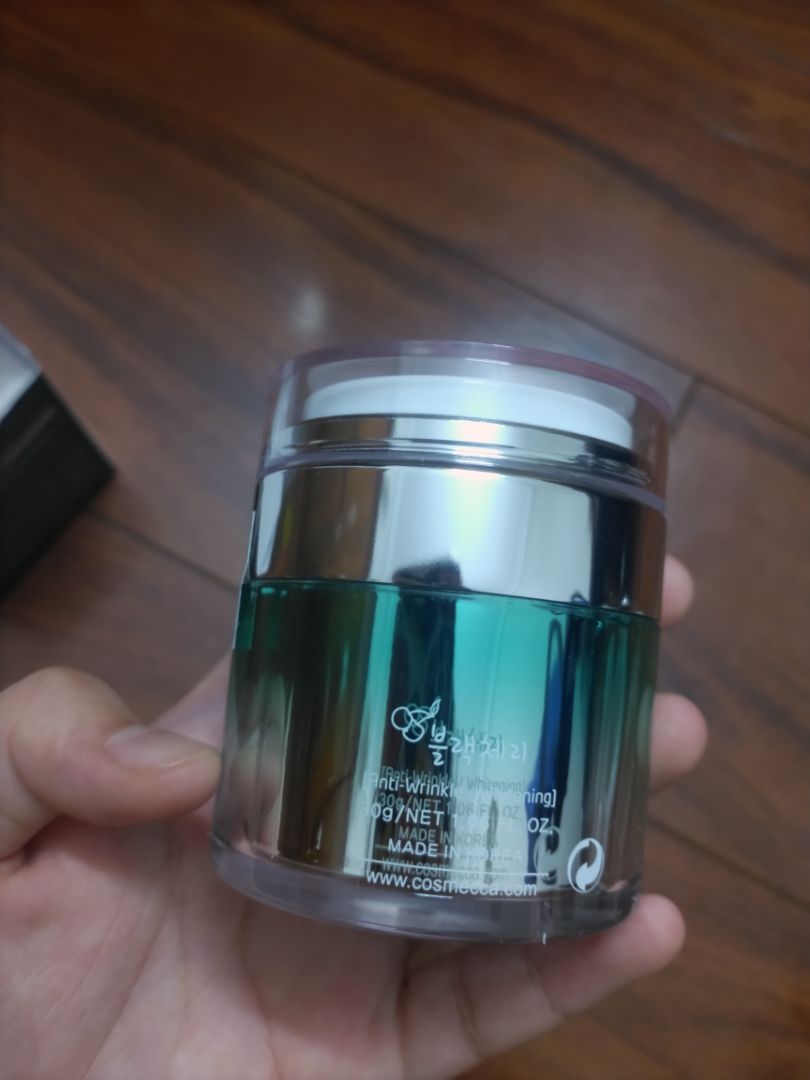 Giao hàng nhanh, shop còn đóng gói hàng siêu cẩn thận luôn. Sản phẩm dùng thích không có gây rát da như những loại kem mình từng dùng vì da mình thuộc loại da nhạy cảm nên dùng gì mình tìm hiểu kĩ nên quyết định chốt e nó về. Đúng là e nó không làm thất vọng. Ưng quá🥰🥰