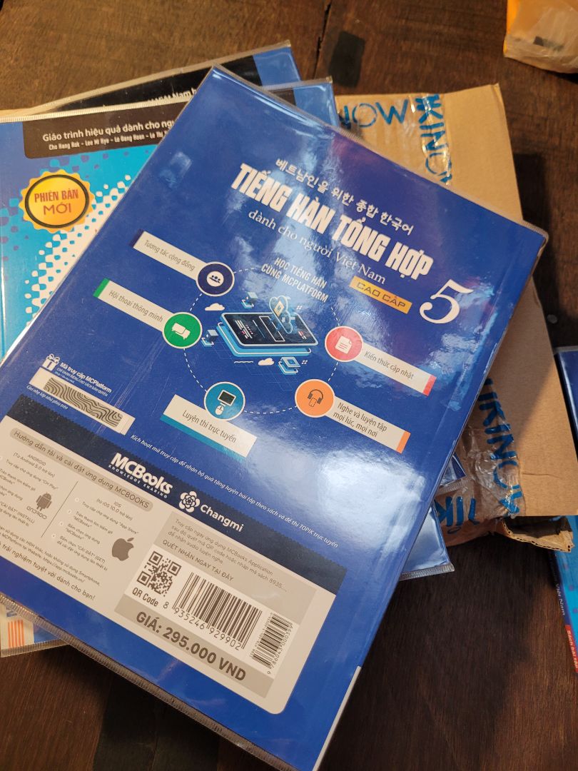 Sách màu in đẹp rõ nét. Mình đã đọc bản pdf nên quyết định mua sách giấy.