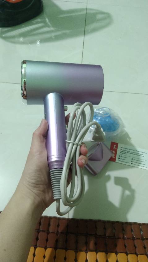 Tổng quan ổn, đóng gói kĩ, máy vận hành không quá ồn, giao đúng mẫu, có tặng kèm lượt gội đầu như mô tả.
Máy hơi nhẹ tay, nhựa không quá tốt nhưng trong tầm giá mình thấy ok.